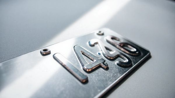 Avantages et inconvénients des plaques d'immatriculation 4D