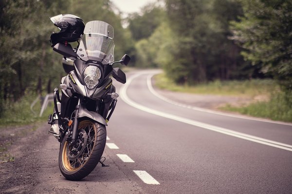 Comment installer un kit de protection contre les intempéries sur une moto de touring pour des trajets longue distance?