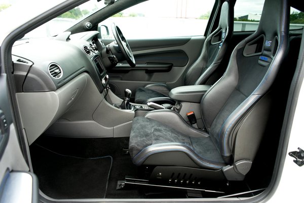 Quels sont les meilleurs produits pour protéger les sièges en alcantara d'une voiture de sport?